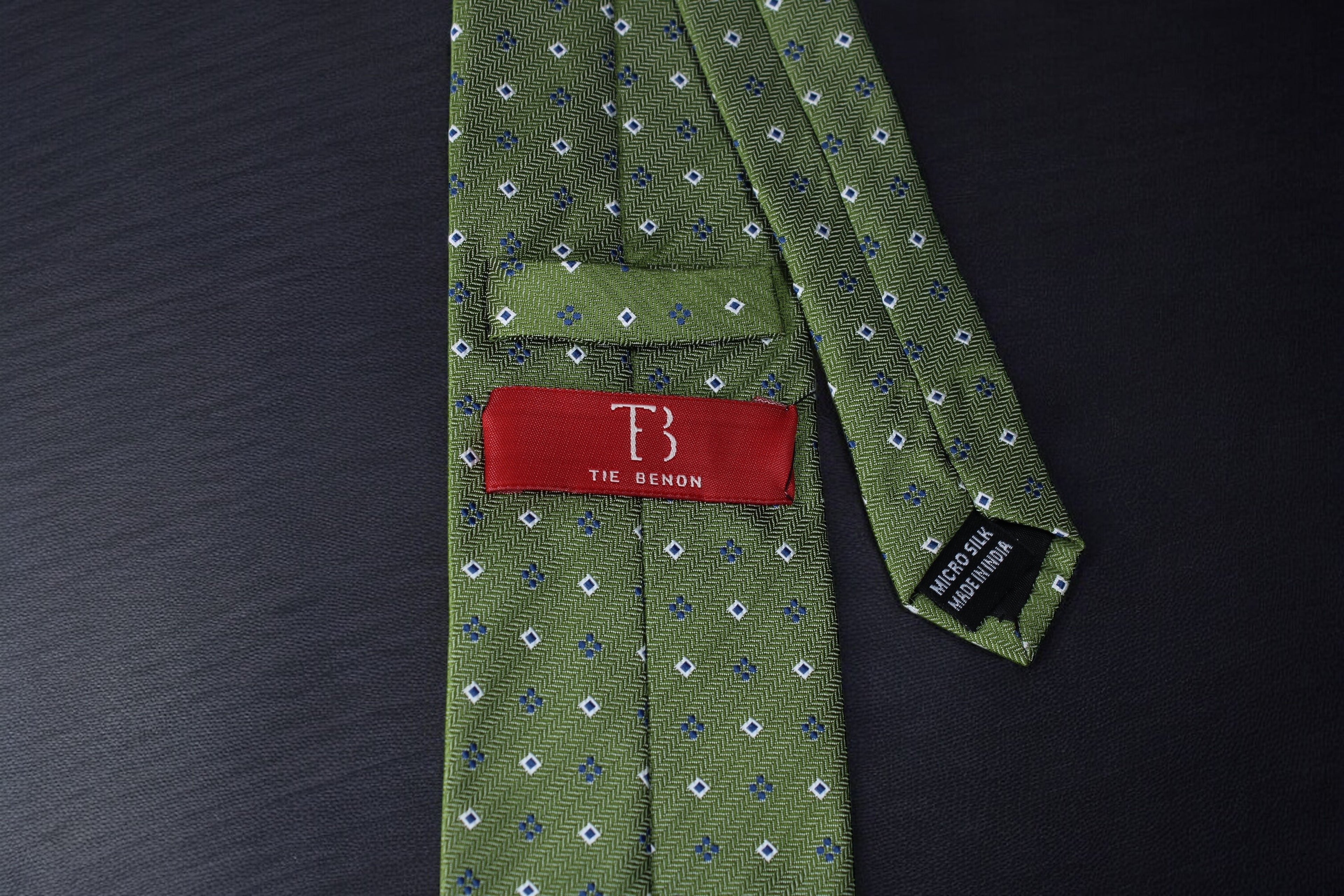 Elegant Green Patterned Tie