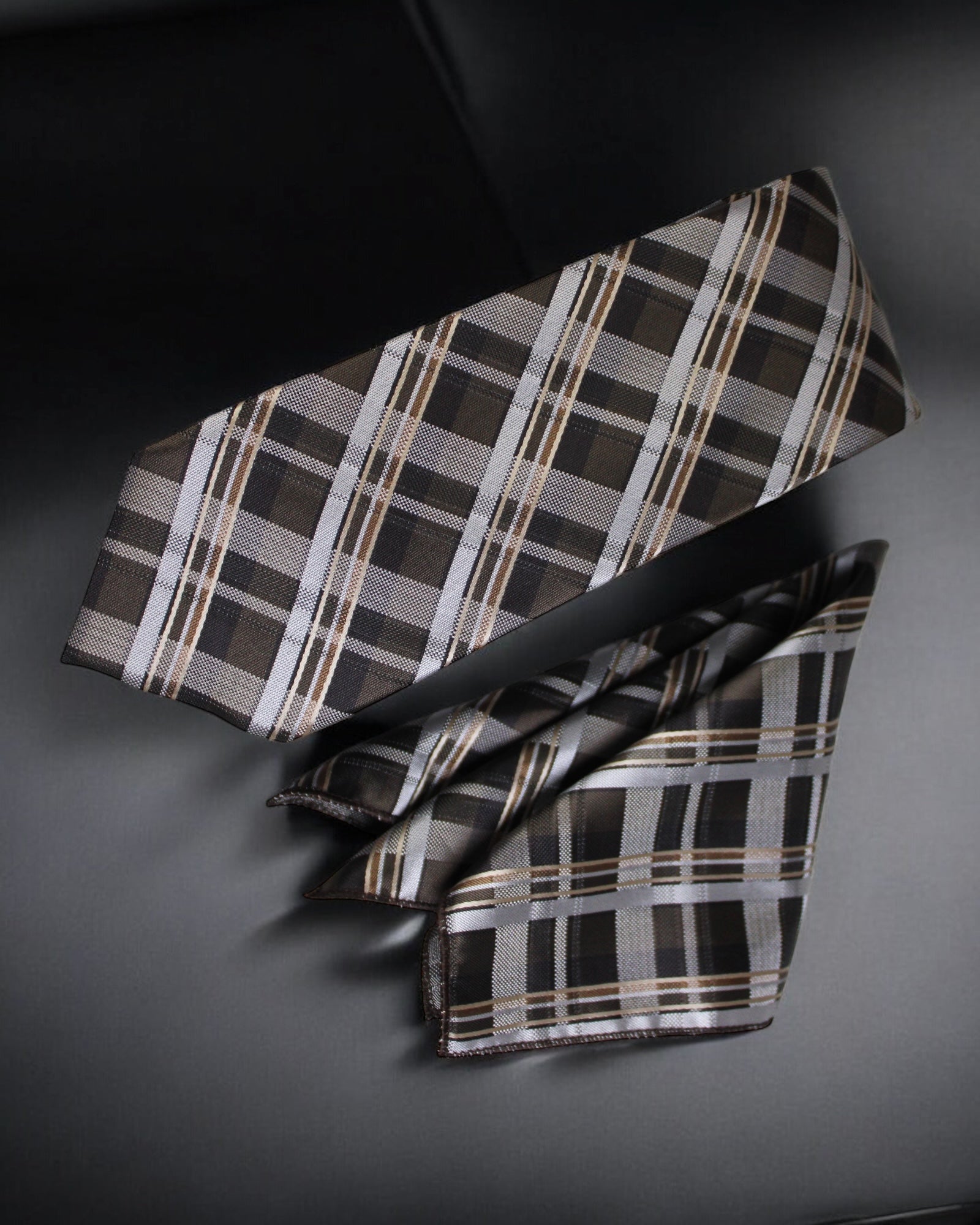 Plaid tie on a dark background tie Benon
