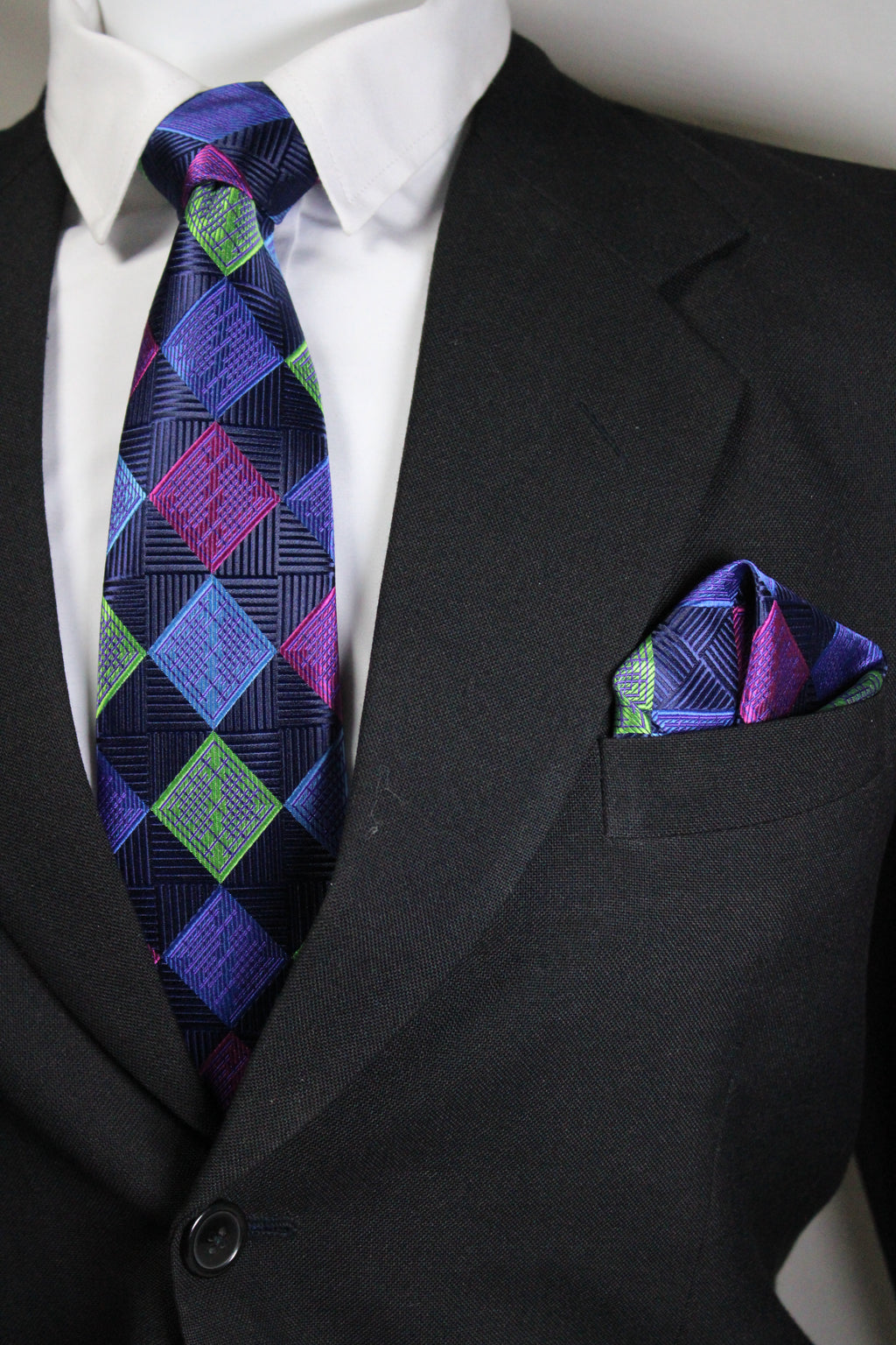 Close-up of a suit with a patterned tie and pocket square Tie benon
